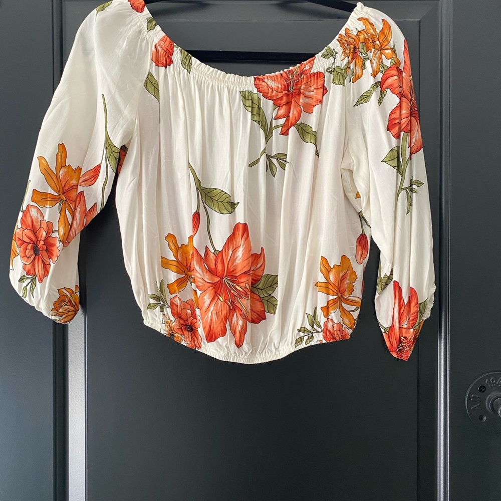 ✌🏻 2/$25 Trendy Off the Shoulder Floral 💯 Rayon